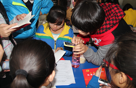 学员进行小组讨论