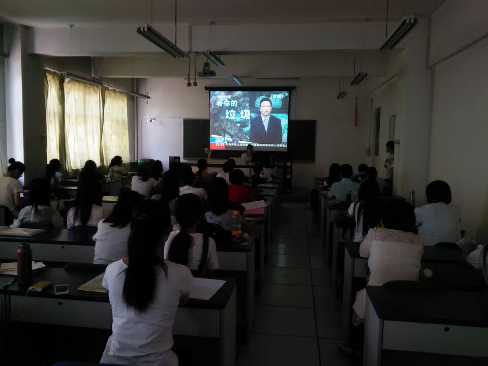 观众观看节约粮食的宣传片和新闻报道