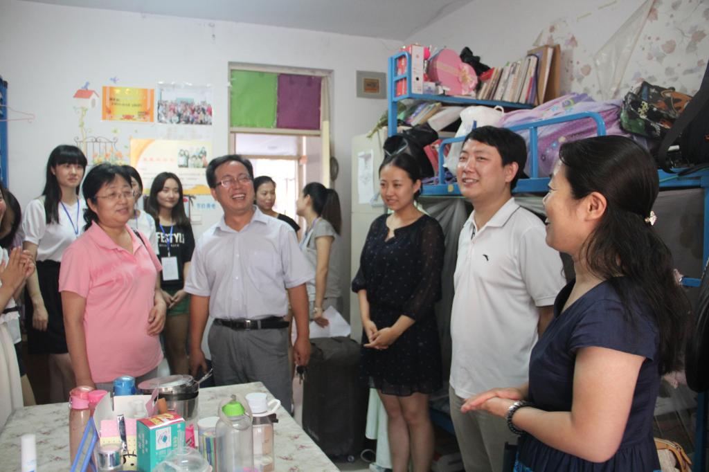 院领导们参观毕业生宿舍