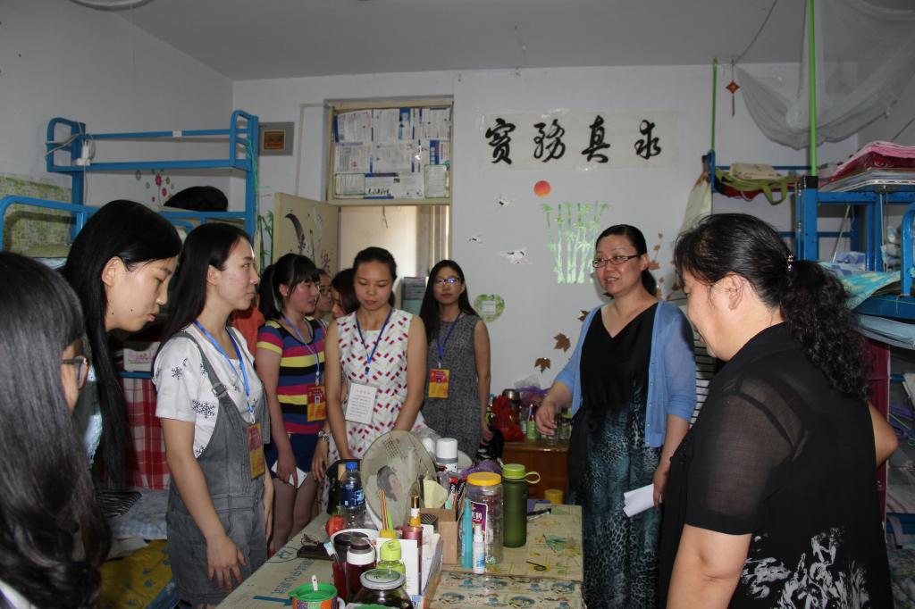 公司党委书记与毕业生亲切交谈