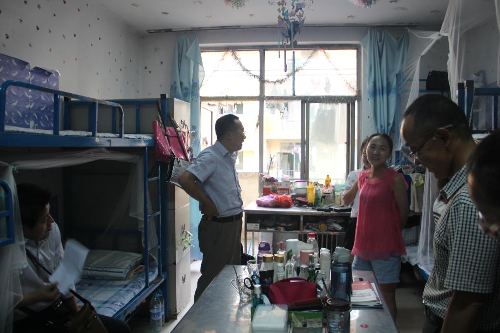 经理询问毕业生生活和学习状况